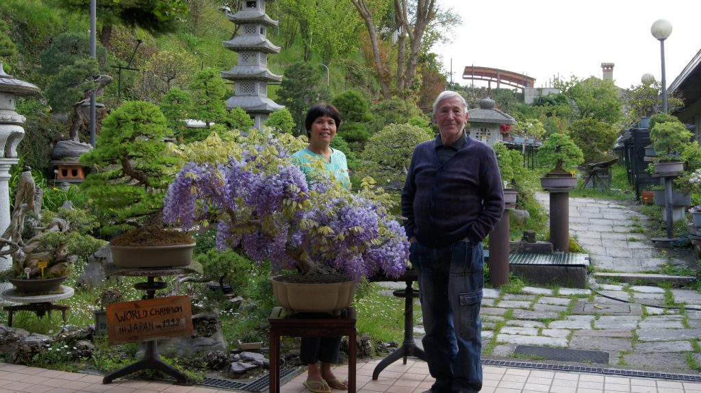 Armando e Haina all'entrata del giardino Bonsai.